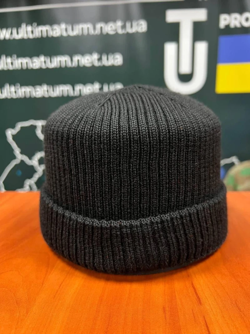 Шапка в’язка напіввовна Чорна